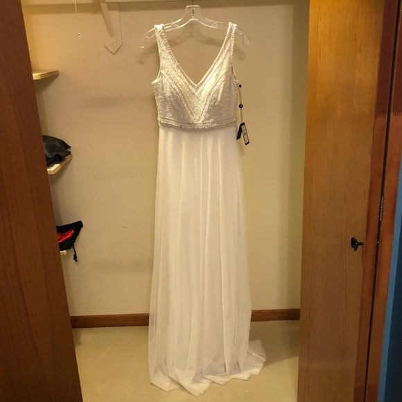 Sz6 Ivory NWT Adrianna Papell Gown - Beaded Bodice - Picture 2 of 15